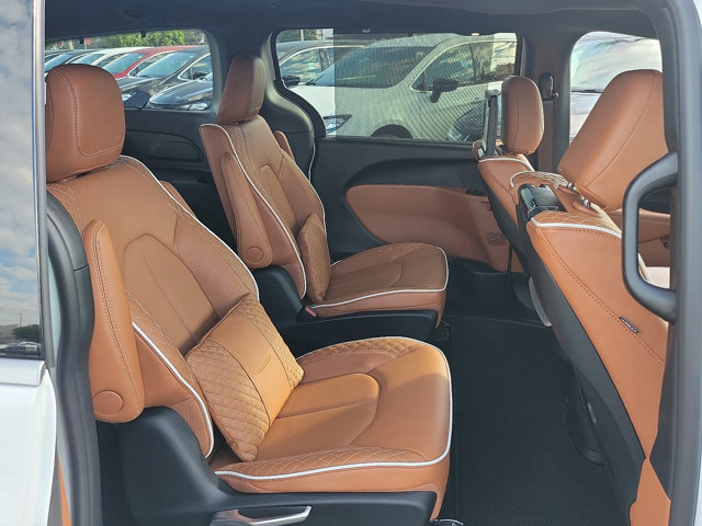 2025 Chrysler Pacifica PHEV Pinnacle - Photo 18