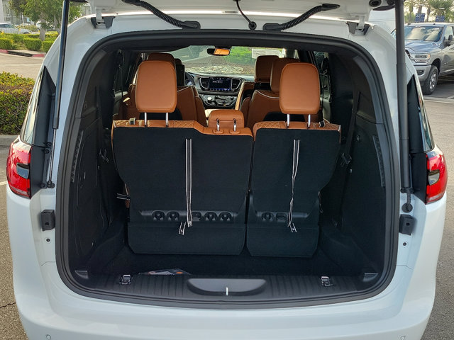 2025 Chrysler Pacifica PHEV Pinnacle - Photo 21