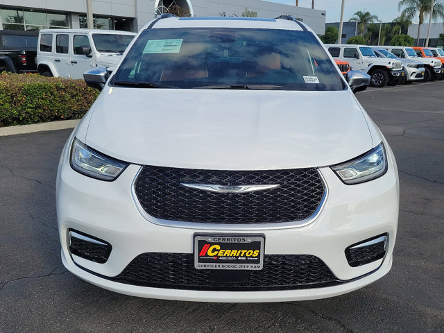 2025 Chrysler Pacifica PHEV Pinnacle - Photo 24